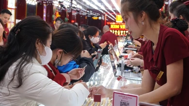 Thời điểm 8h: Không khí giao dịch sôi động, khách kín cửa hàng